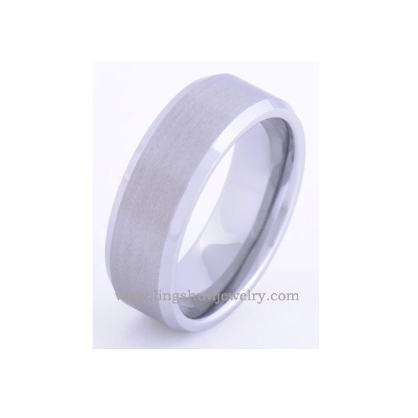 Tungsten carbide ring with mirror high polish
Comfort fit.