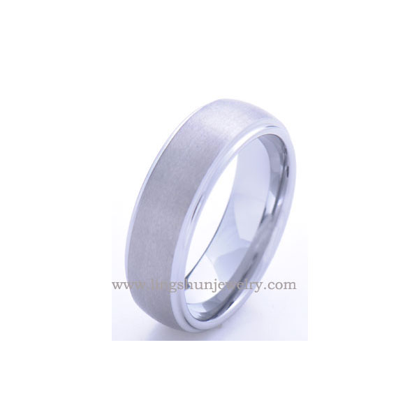 9mm tungsten carbide ring with satin finish profile, and polished grooves.
Comfort fit.